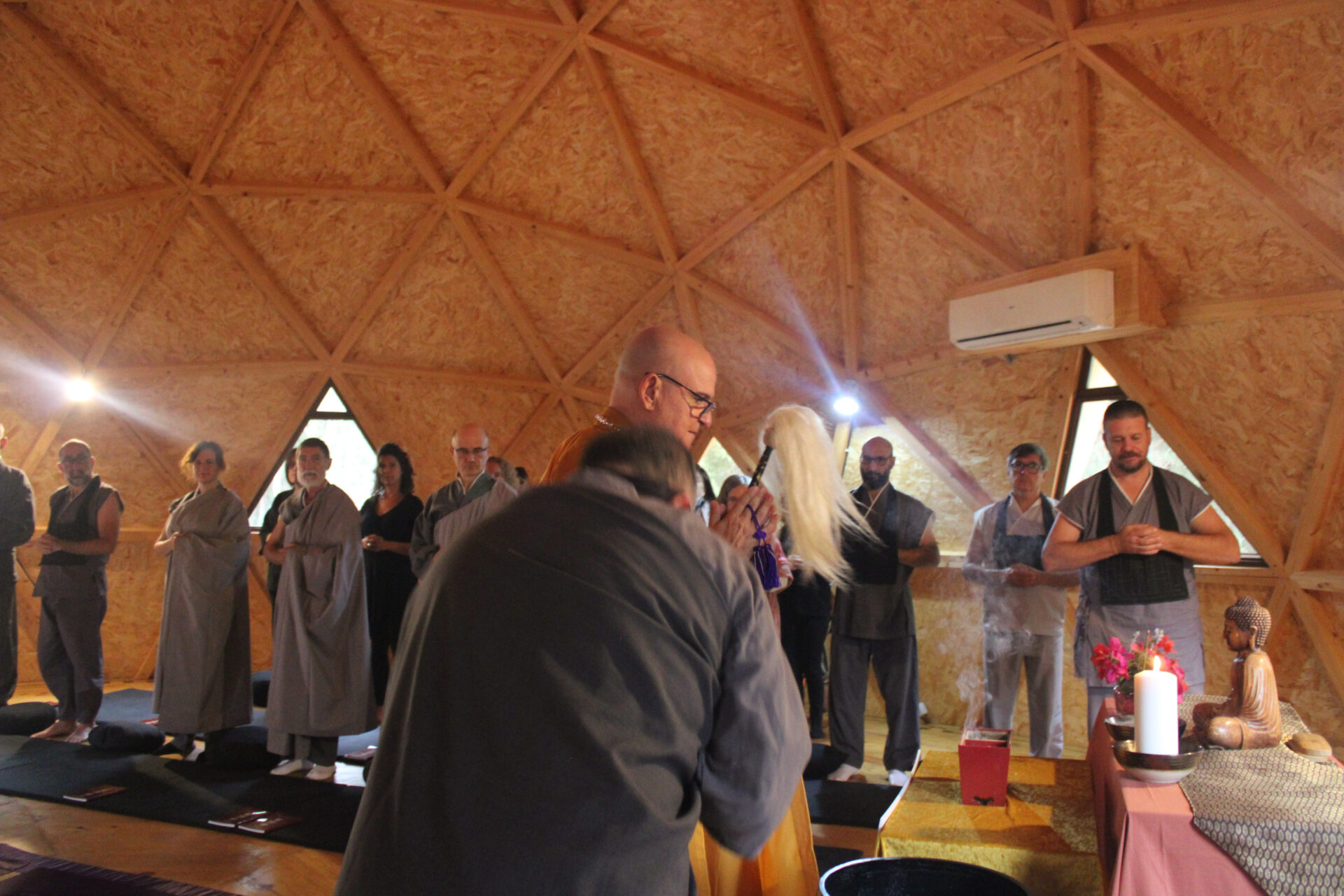 Imagen de portada de Cómo Diferenciar un Grupo Peligroso de una Práctica Espiritual Genuina